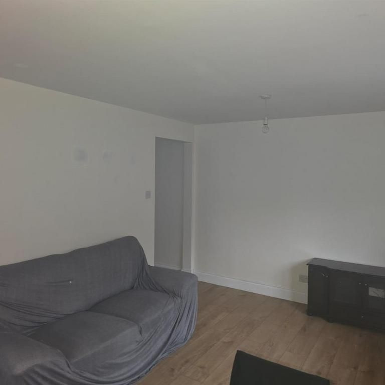 4 bedroom flat to rent - Photo 1