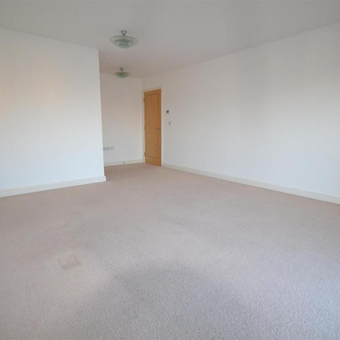 3 bedroom apartment to rent Lynmouth Gardens, Chelmsford, CM2 - Photo 1