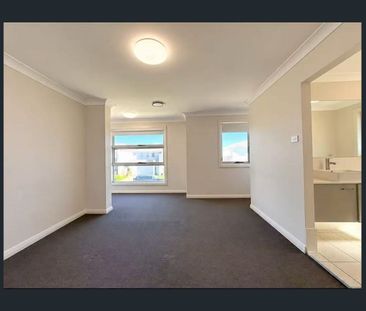 Spacious, Five Bedrooms & Excellent Location !!! - Photo 3