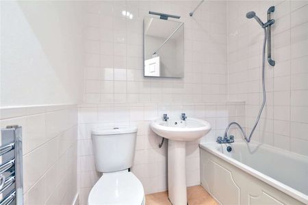 A bright one bedroom apartment in an attractive period house overlooking Arundel Square. - Photo 5