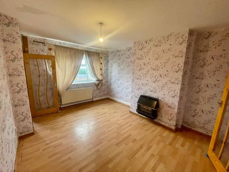 Welcome to this charming terraced house. Boasting three bedrooms, a spacious living room, dining area, fitted kitchen, and a family bathroom, this property offers front and rear gardens. With gas central heating and double glazing, laminate flooring, and a convenient location - Photo 2