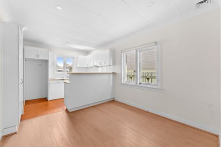 Character filled family home offering an abundance of natural light and open spaces - Photo 5