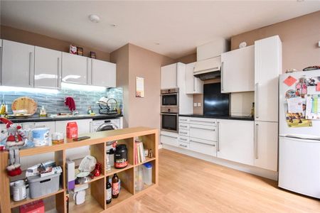 A stylish and beautifully maintained one bedroom second floor apartment set within an attractive Art Deco development, ideally located just a short walk from the Grafton Centre and Cambridge city centre. GCH. Furnished. - Photo 4