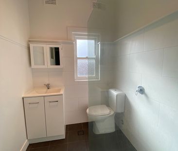 Three Bedroom Modern Home - Photo 6