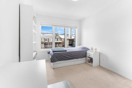 For Lease - 376 Wheat Boom Drive, Oakville, Ontario - Photo 5