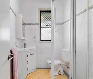 Family 3 bedroom home with air conditioning - Photo 5