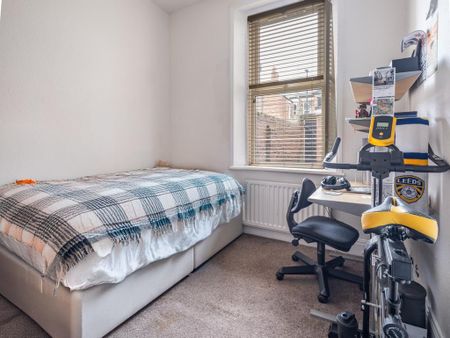 2 bedroom ground floor flat to rent - Photo 2