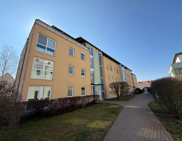 Idyllischer Wohntraum mit großem Balkon und offener Küche im 1.OG - Photo 1