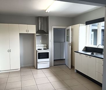 Neat & Tidy Three Bedroom Home - Photo 3