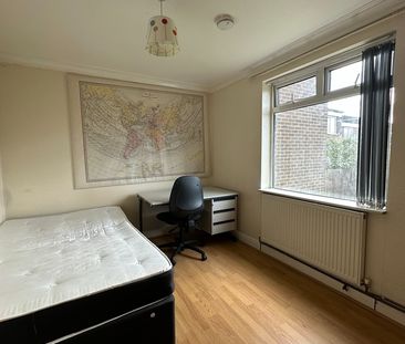 6 Bed End Terrace, Roman Way, B15 - Photo 3