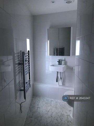 1 bedroom in a flat share to rent - Photo 4