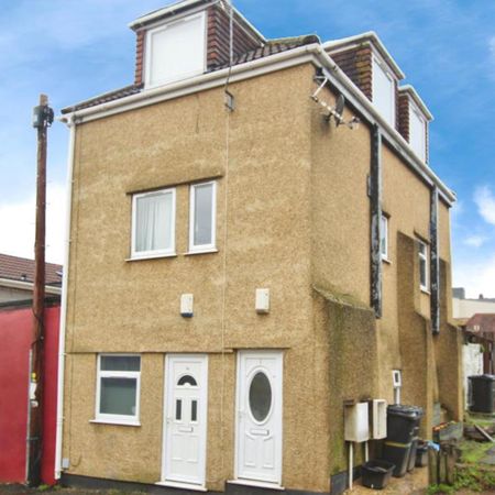 A lovely 2 bed unfurnished maisonette in striking distance of town, great location, great flat. Ideal for a professional couple or single person looking for a bit of extra space. - Photo 2