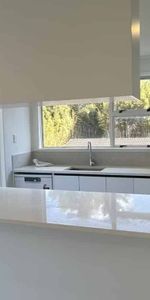 Newly renovated 3 bedrooms home in Torbay - Photo 3