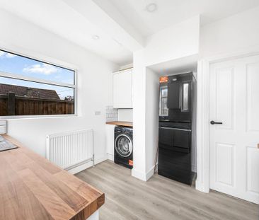 3 bedroom end of terrace house to rent - Photo 4