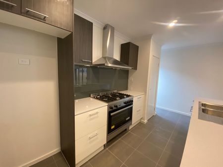 Modern 4 Bedroom Home - Photo 4