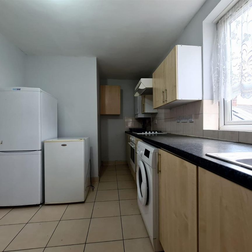 St. Barnabas House, St. Barnabas Road, Mitcham CR4, London - Photo 1