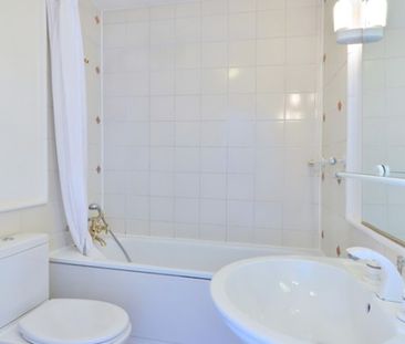 Two Bedroom Flat to rent in London - Photo 6