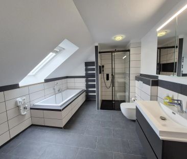 Klimatisierte, lichtdurchflutete 2-Zimmer-Dachgeschosswohnung mit E... - Foto 1