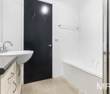 Bright, spacious, peaceful and central! - Photo 4