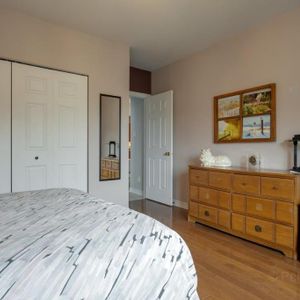 4 ½ semi-meublé au dernier étage - Top-Floor Semi-Furnished 2-Bedroom Apartment ** 2 parking spots inclus ** - Photo 2