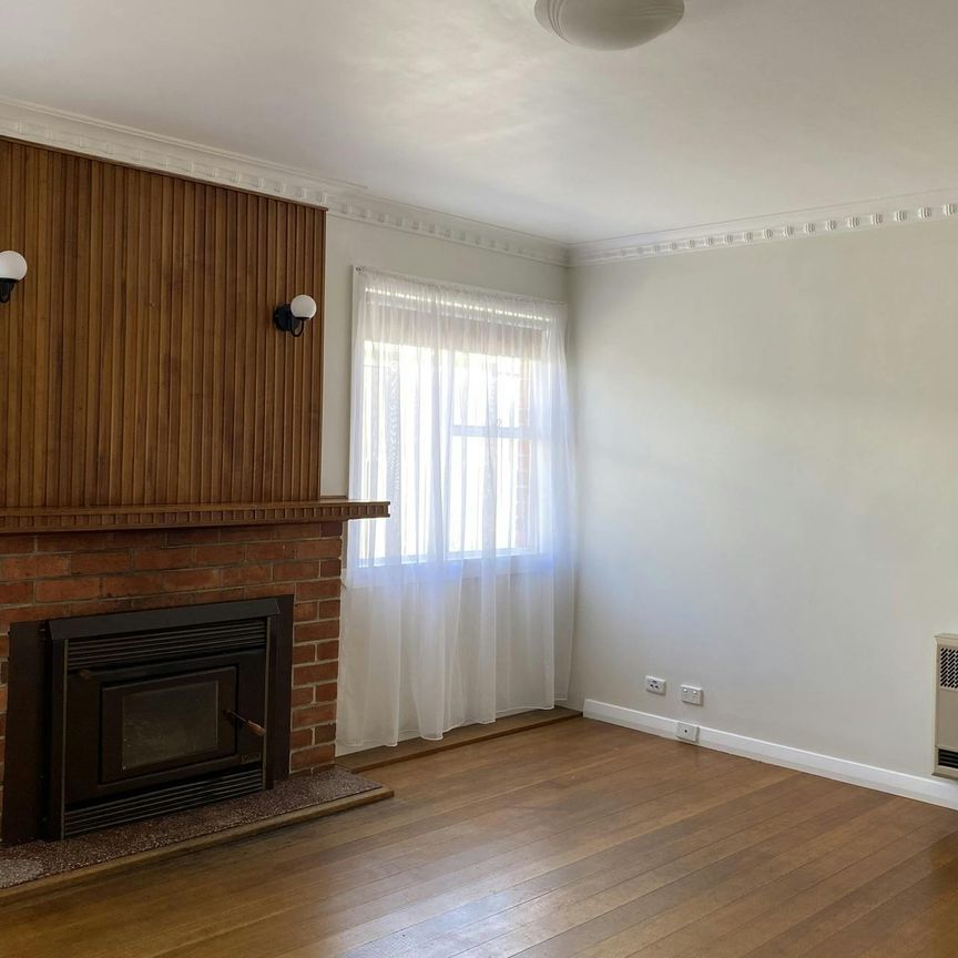 SPACIOUS 3-4 BEDROOM HOME - Photo 1