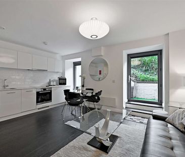 A beautifully presented and fully-furnished super studio apartment ... - Photo 5