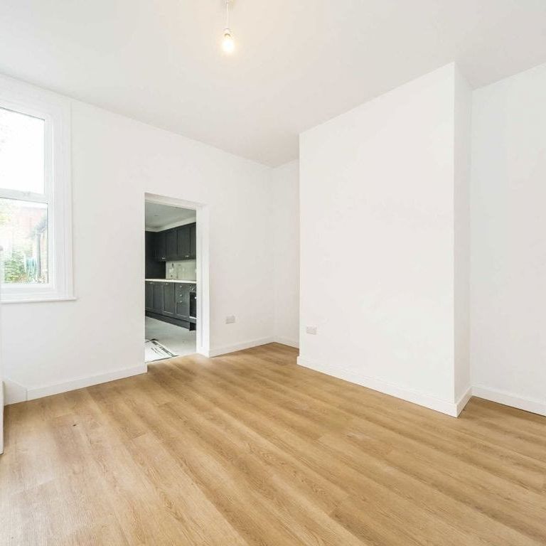 London Road, CR4 2JA, Mitcham - Photo 1