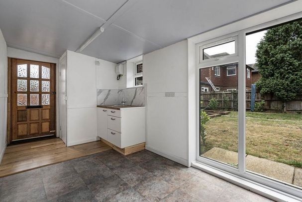 4 bedroom bungalow to rent - Photo 1