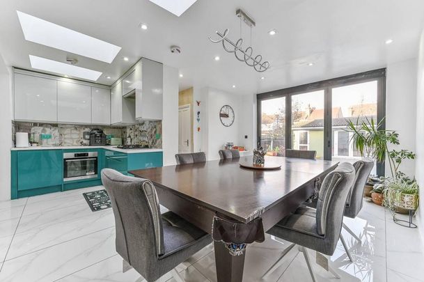 4 bedroom semi-detached house to rent - Photo 1