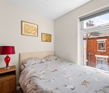 3 bedroom Mid Terraced House to let - Photo 4