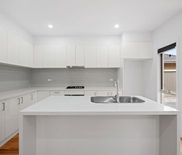 Architecturally Designed Spacious Four-Bedroom Townhouse - Photo 4