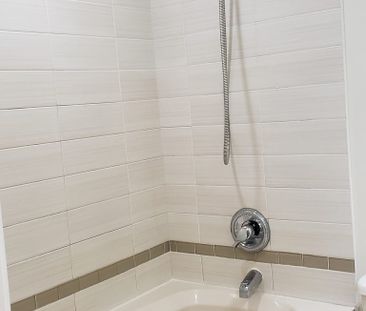 $2,195 / 1br – 928ft2 – SWIMMING POOL! Large 1 BED + DEN/BEDROOM (R... - Photo 3