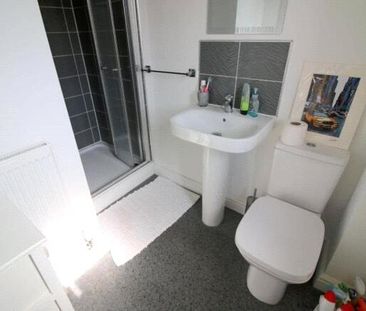 3 bedroom semi-detached house to rent - Photo 5