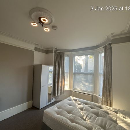 Lovely House Share property minutes from the Train Station - Photo 4