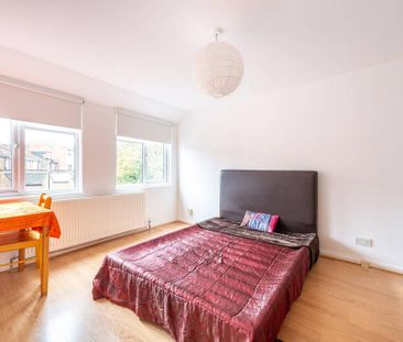 3 bedroom flat to rent - Photo 6