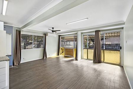 Spacious 4 bedroom home with dual living space - Photo 5