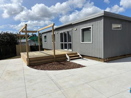 Sunny 3 bedroom home - Photo 2