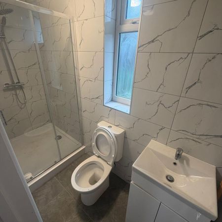 3 bedroom flat to rent - Photo 5