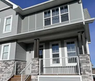 New Beautiful 3 Bedroom Duplex Available immediately! | Calgary - Photo 1