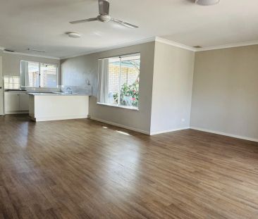 Centrally located spacious unit - Photo 2