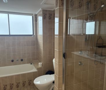 Fully Furnished High Rise Apartment Overlooking Surfers Beach - Photo 4