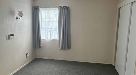 Brick and tile Family Home Blockhouse Bay - Photo 3