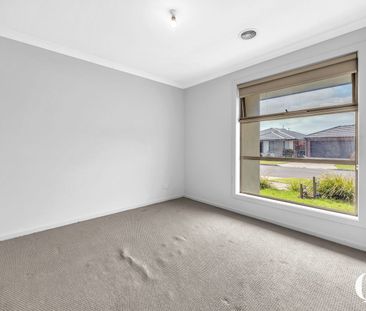 Family Living in the heart of Werribee - Photo 3