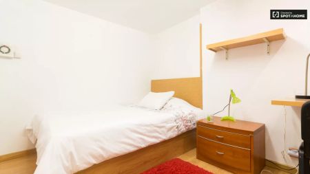 Room in a shared 11-bedroom apartment for rent in Universidad, bills included. - Photo 4