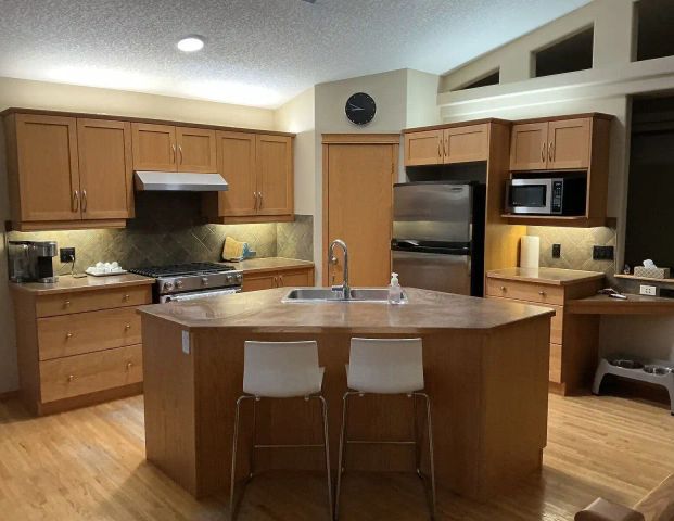 Beautiful bungalow backing onto green space/Attached over sized double garage — 3 Bedrooms+ Den House - Photo 1
