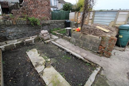 House - Terraced For Rent Fox Street, Treharris - Photo 4