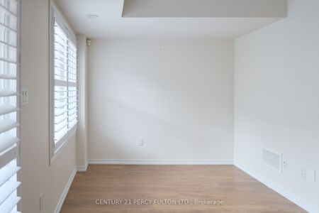 Condo Townhouse For Lease | E8139842 - Photo 4