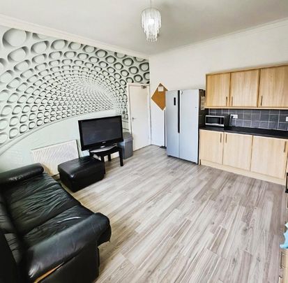 5 bedroom flat to rent - Photo 1