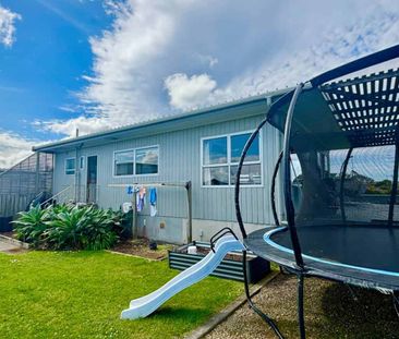 Amazing Seaview's Spacious Family Home - Photo 4