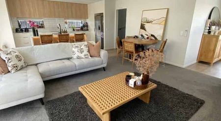 Spacious 3-Bedroom Townhouse - Photo 2